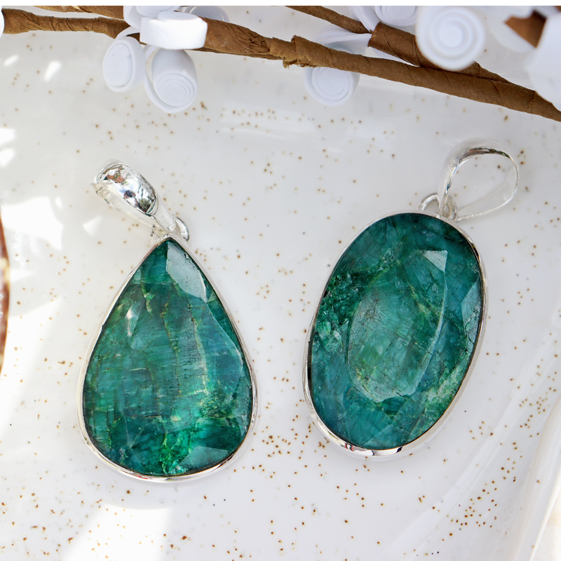 emerald quartz oval gemstone silver pendant