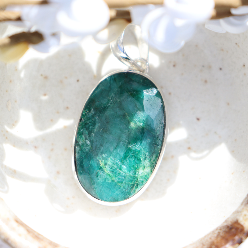 emerald quartz oval gemstone silver pendant
