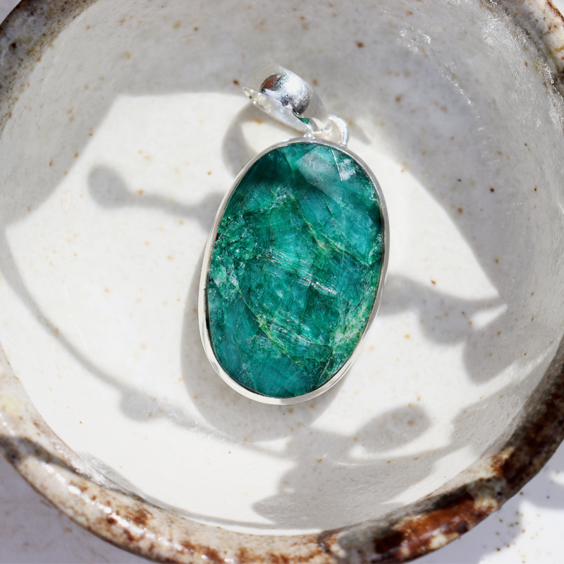 emerald quartz oval gemstone silver pendant