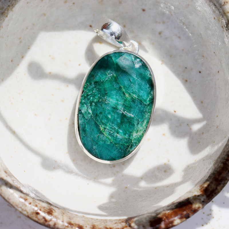 emerald quartz oval gemstone silver pendant
