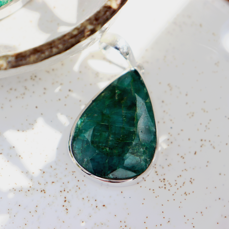 emerald quartz gemstone silver pendant