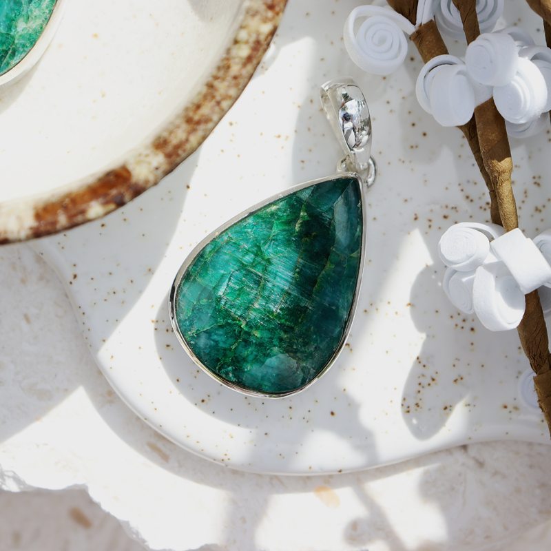 emerald quartz gemstone silver pendant