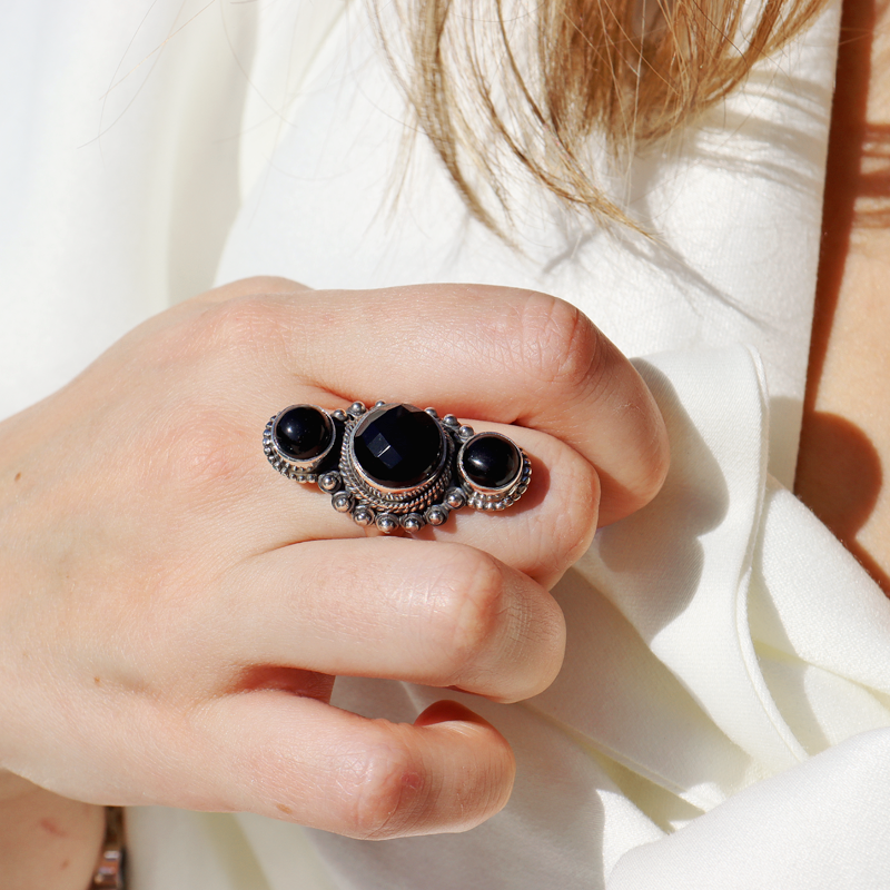 Black onyx ring which on sale finger